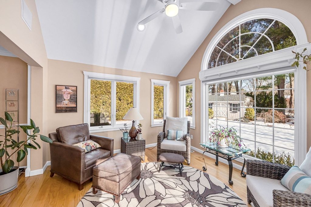 Interior, Living room, Recessed Lighting, Sun Room, Wood Texture Flooring