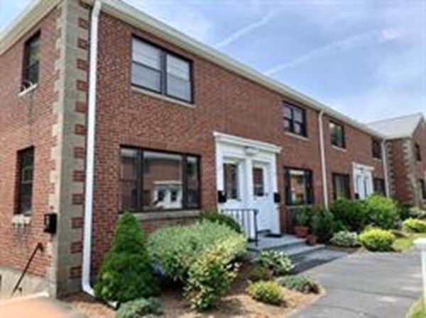 Exterior, Facade, Brick Facade, Rowhouse