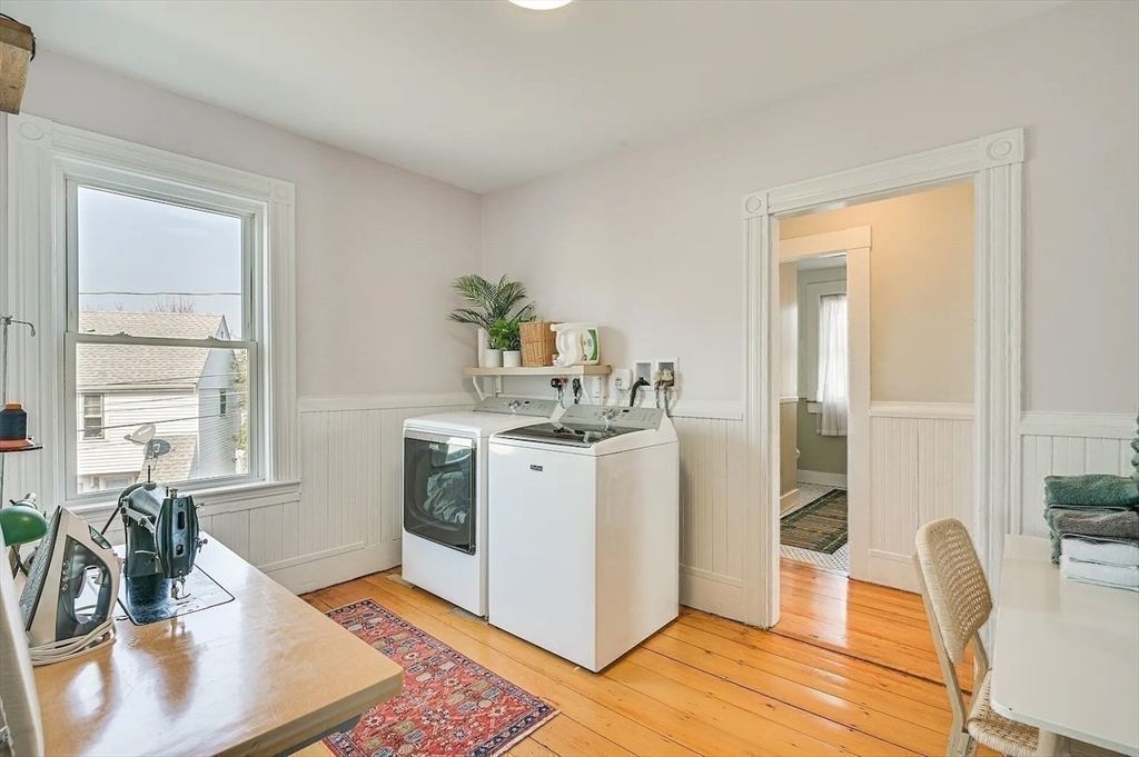 Interior, Recessed Lighting, Washer, Wood Texture Flooring