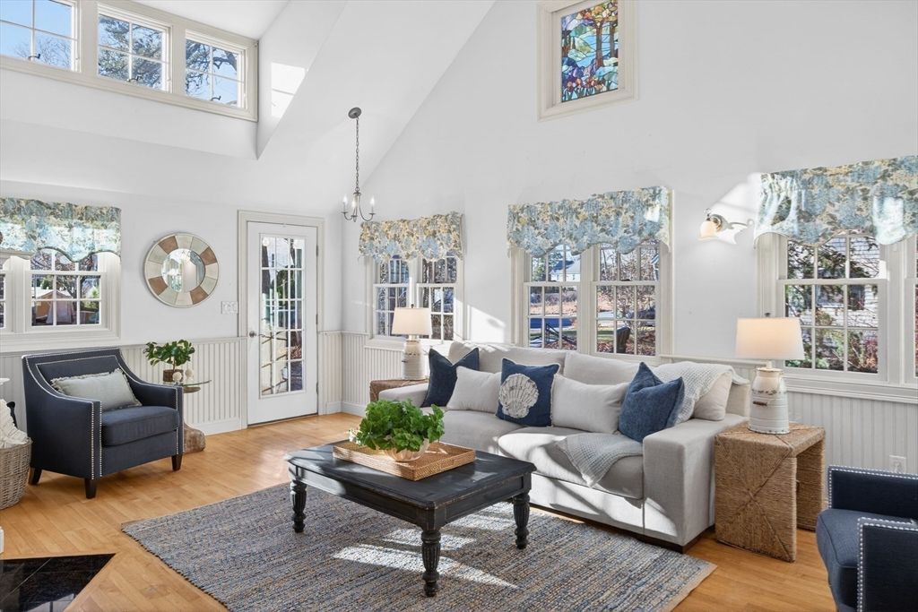 Chandelier, Interior, Living room, Pendant Lights, Wood Texture Flooring