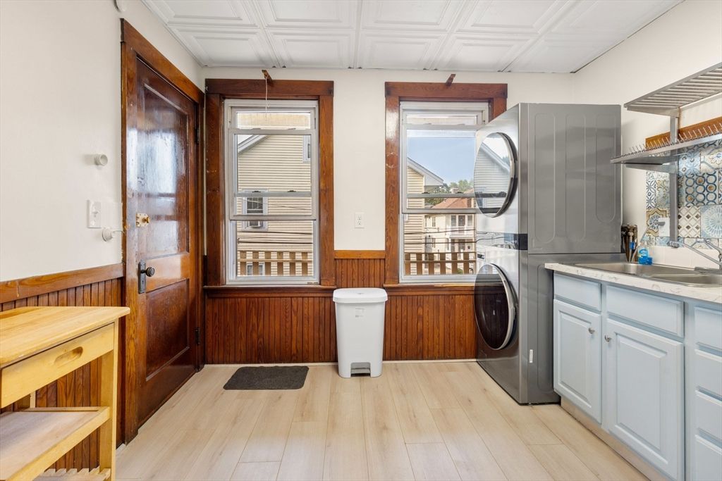 Interior, Washer, Wood Texture Flooring