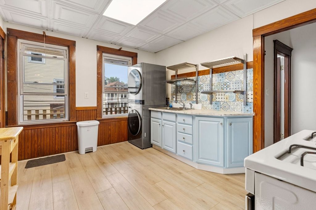 Interior, Utility Closets, Washer, Wood Texture Flooring