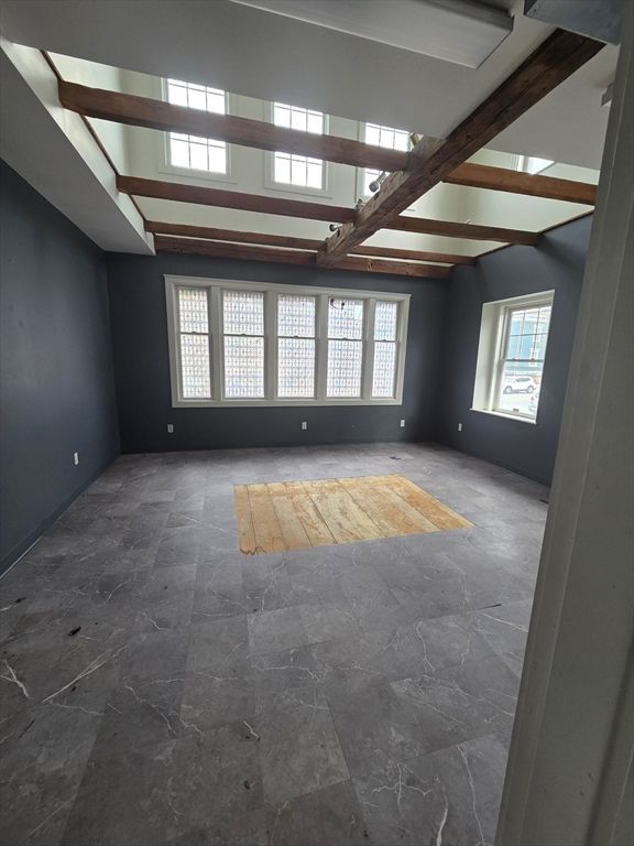 Empty room, Interior, Wooden Beams