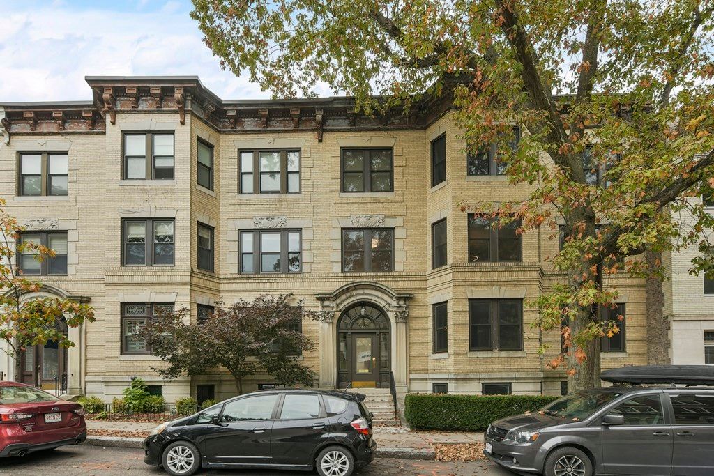 Exterior, Facade, Brick Facade, Rowhouse