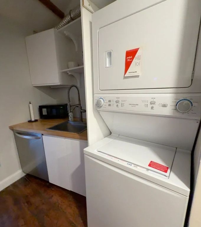 Interior, Utility Closets, Washer, Wood Texture Flooring
