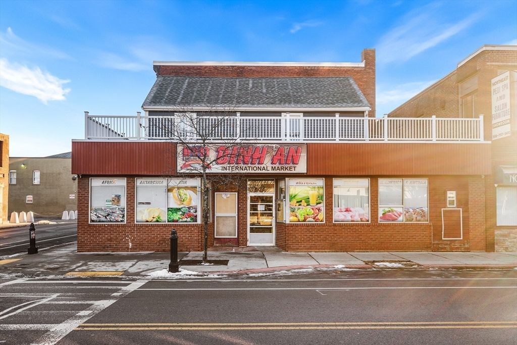 Exterior, Facade, Brick Facade, Highrise