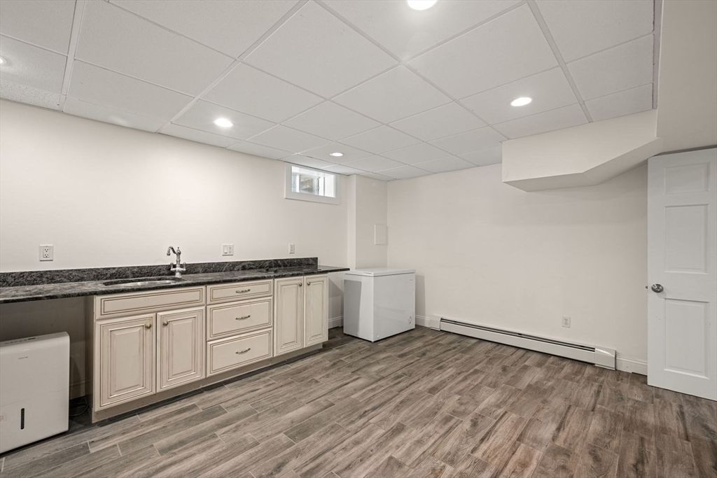 Interior, Recessed Lighting, Washer, Wood Texture Flooring
