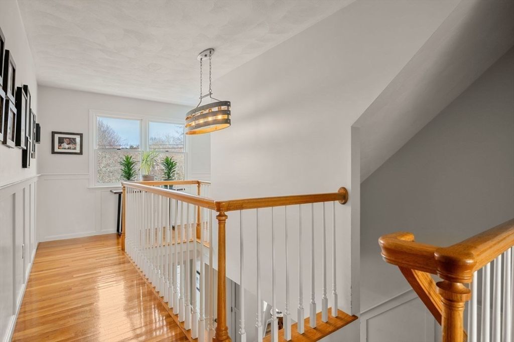 Interior, Pendant Lights, Wood Texture Flooring