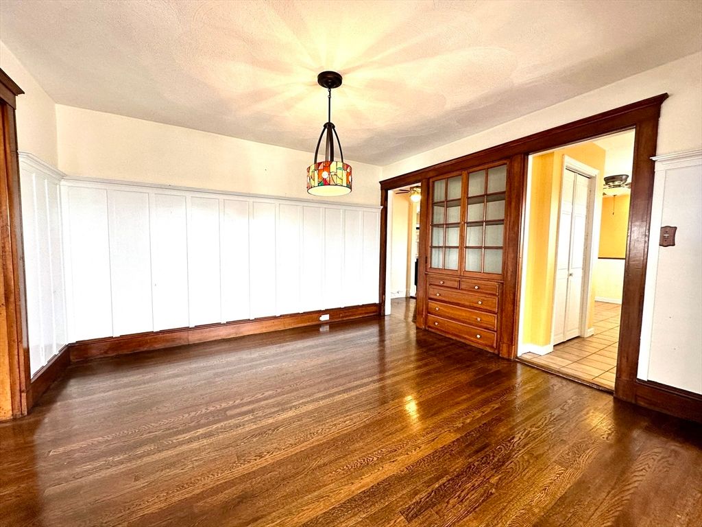 Empty room, Interior, Pendant Lights, Wood Texture Flooring
