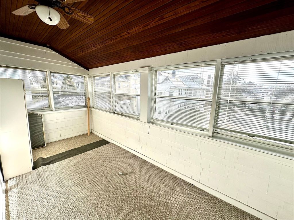 Empty room, Interior, Sun Room, Wooden Ceilings