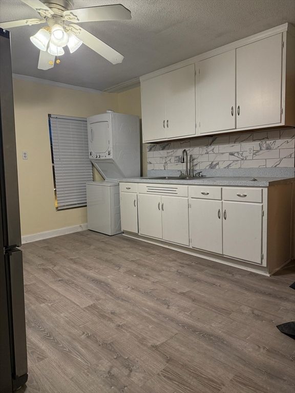 Interior, Kitchen, Washer, Wood Texture Flooring