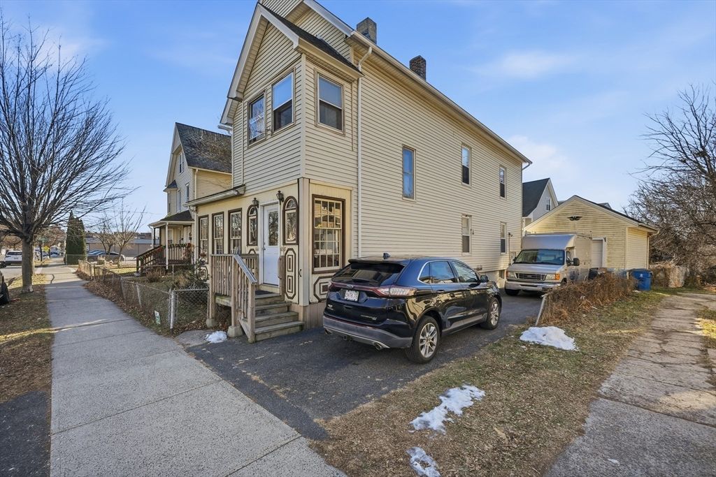Exterior, Facade, Queen Anne Victorian