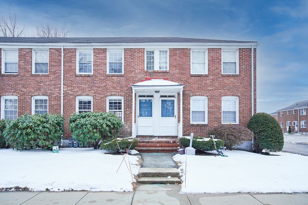 Exterior, Facade, Brick Facade, Georgian