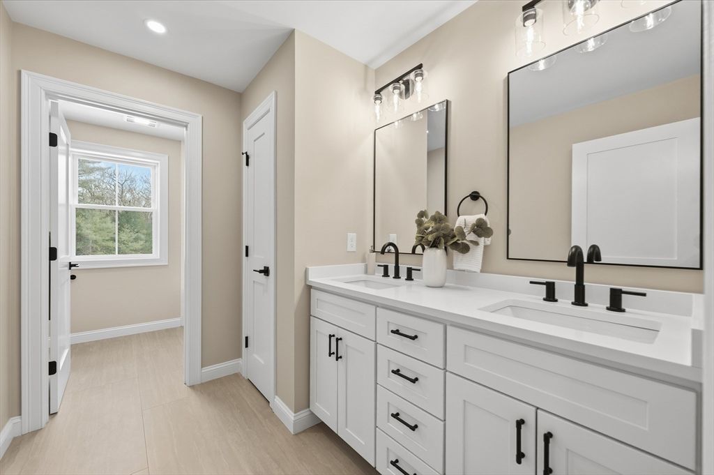 Bathroom, Dual Sink Vanities, Interior, Recessed Lighting