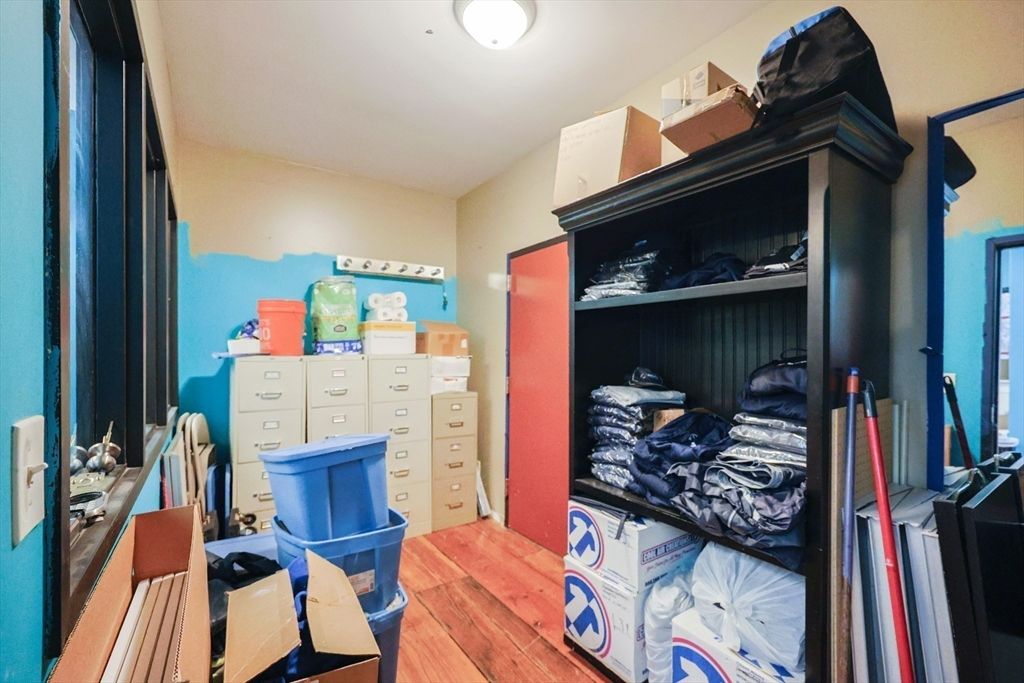 Interior, Walk-in Closets, Wood Texture Flooring