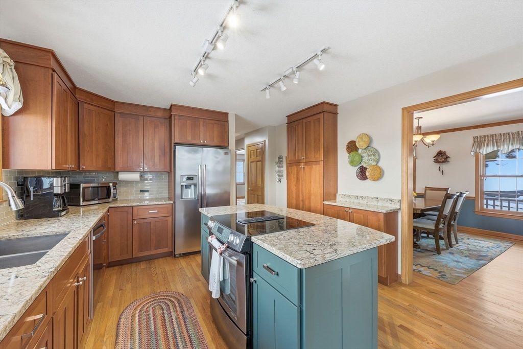 Chandelier, Dining room, Interior, Kitchen, Stainless Steel Appliances, Wood Texture Flooring