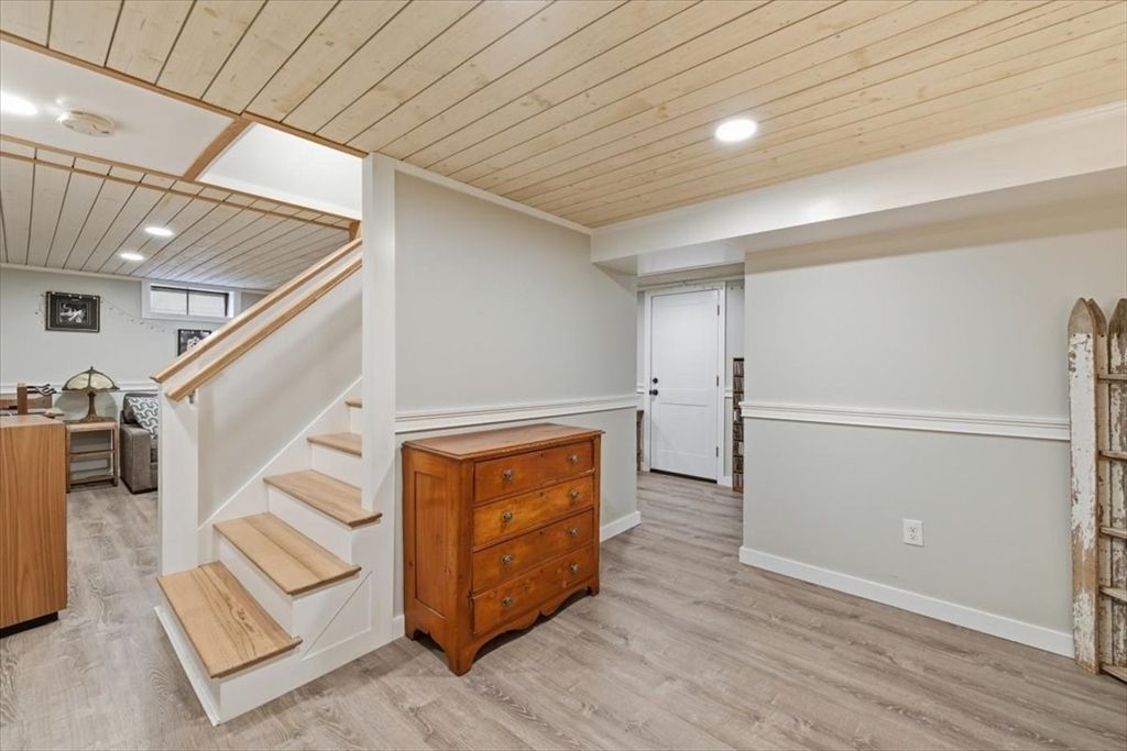 Interior, Recessed Lighting, Wood Texture Flooring