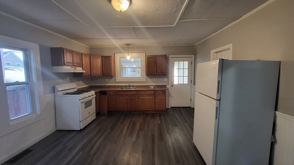 Interior, Kitchen, Pendant Lights, Wood Texture Flooring