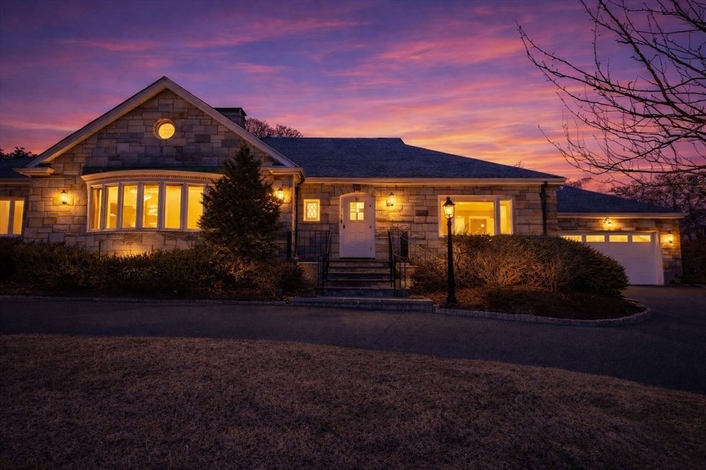 Attached, Exterior, Facade, Brick Traditional