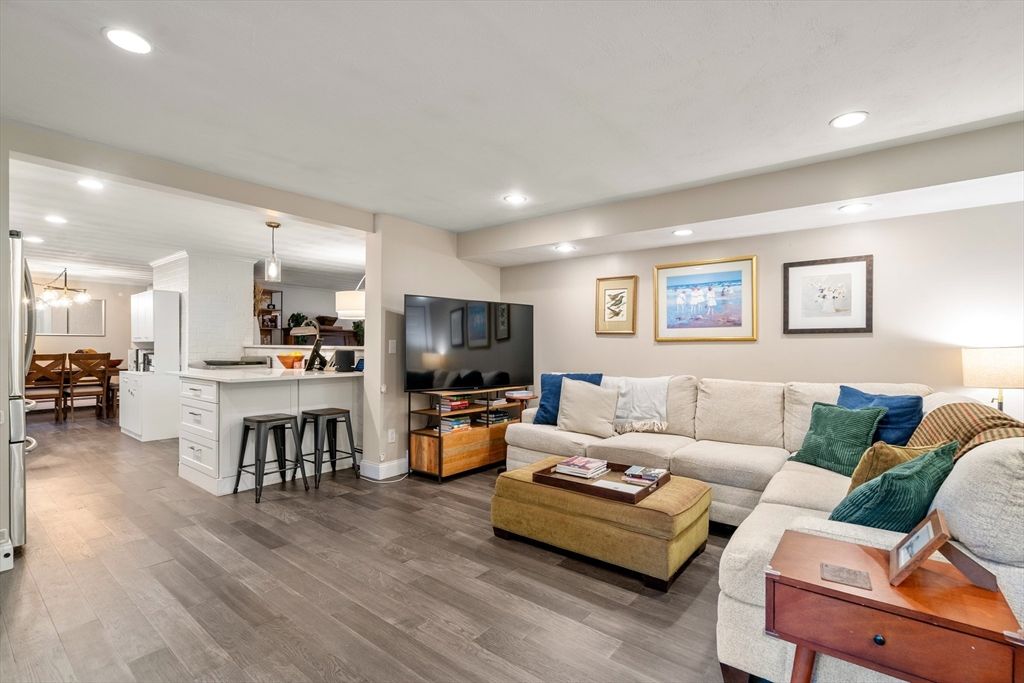 Dining room, Interior, Kitchen, Living room, Pendant Lights, Recessed Lighting, Wood Texture Flooring