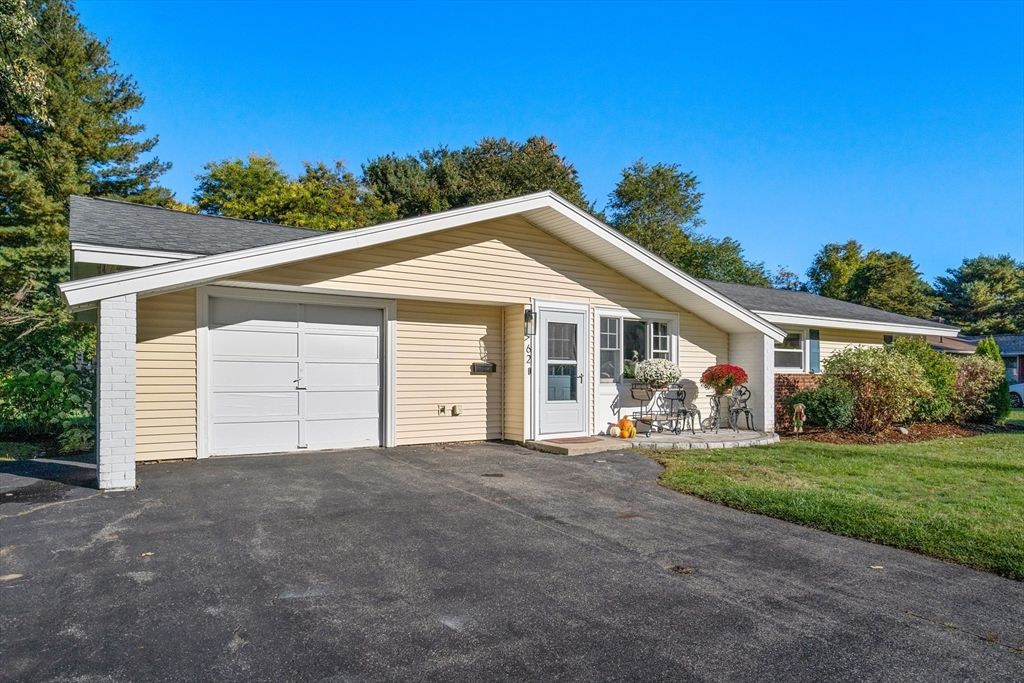 Attached, Exterior, Facade, Ranch