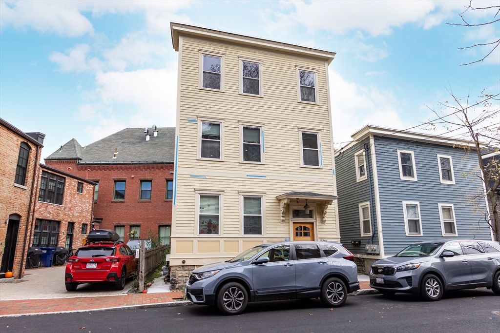 Exterior, Facade, Brick Facade, Rowhouse