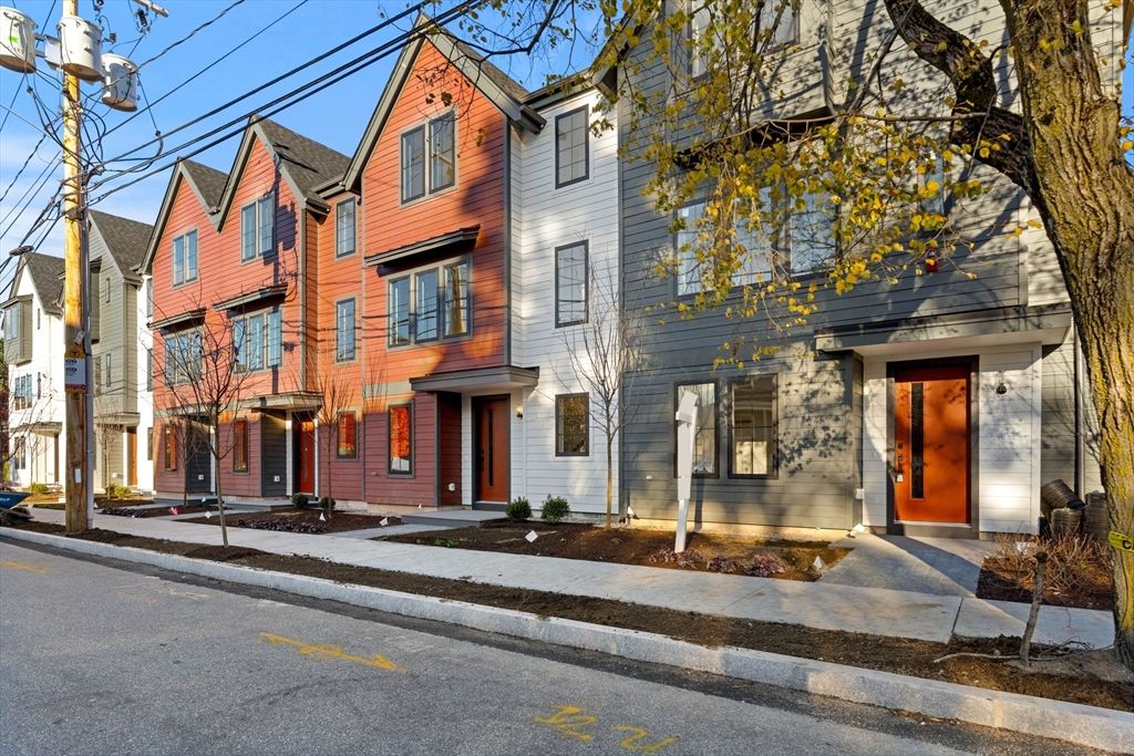 Exterior, Facade, Rowhouse