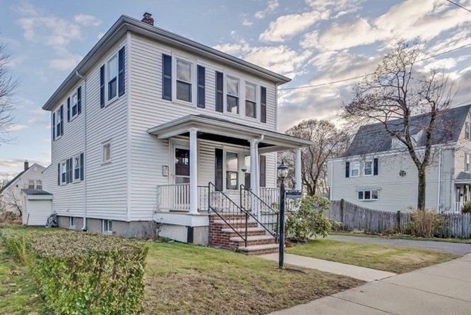 Exterior, Facade, American Foursquare