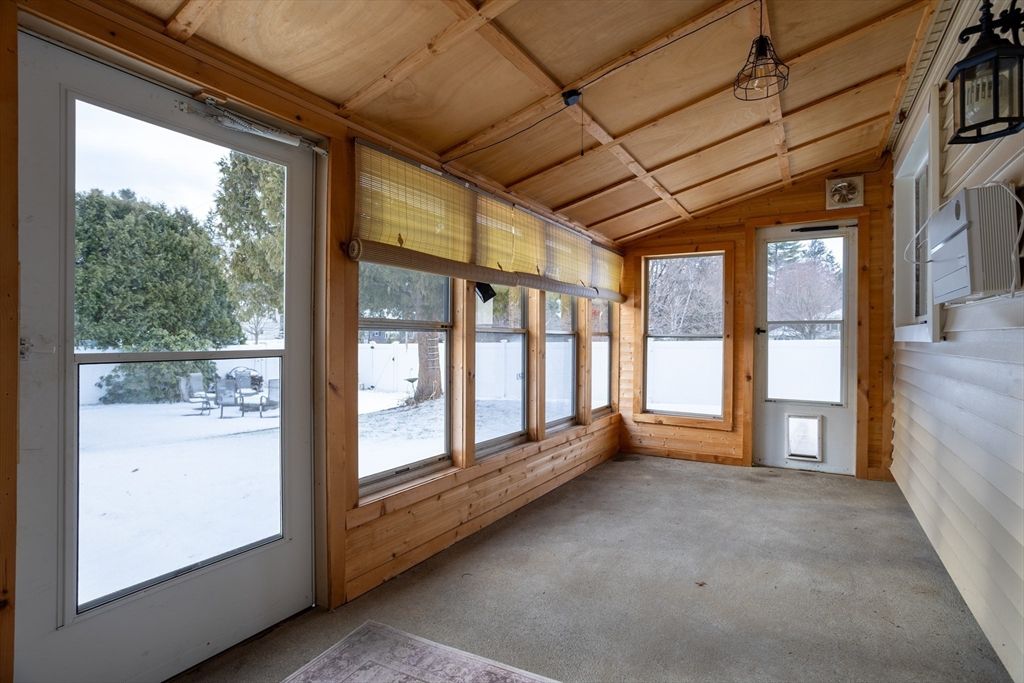 Empty room, Interior, Sun Room, Wooden Beams, Wooden Ceilings, Wooden Walls