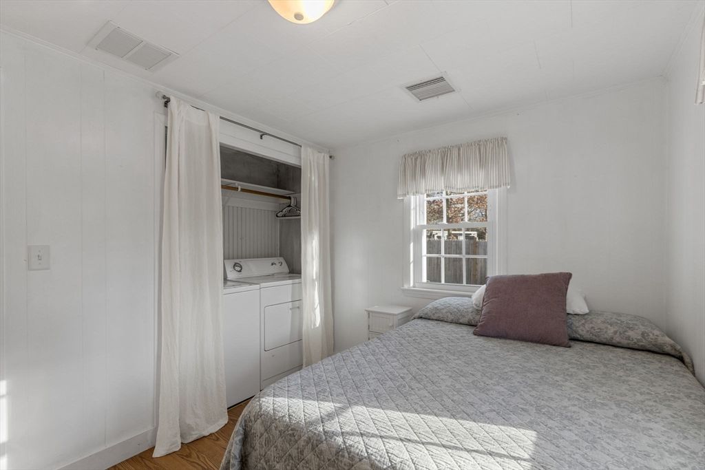 Bedroom, Interior, Utility Closets, Washer, Wood Texture Flooring