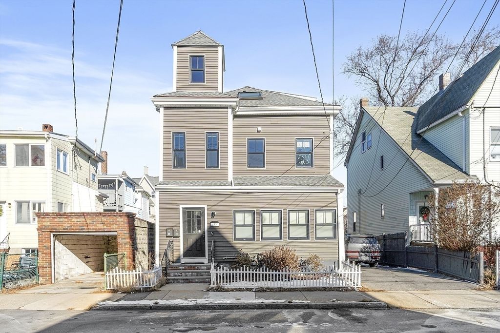 Exterior, Facade, American Foursquare