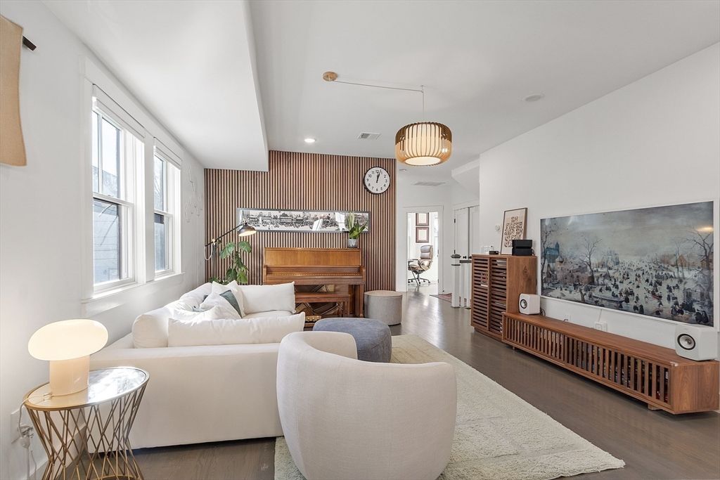 Interior, Living room, Pendant Lights, Piano, Recessed Lighting, Wood Texture Flooring