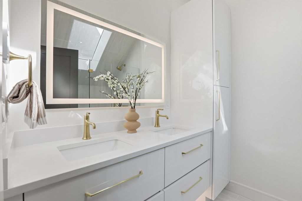 Bathroom, Dual Sink Vanities, Interior