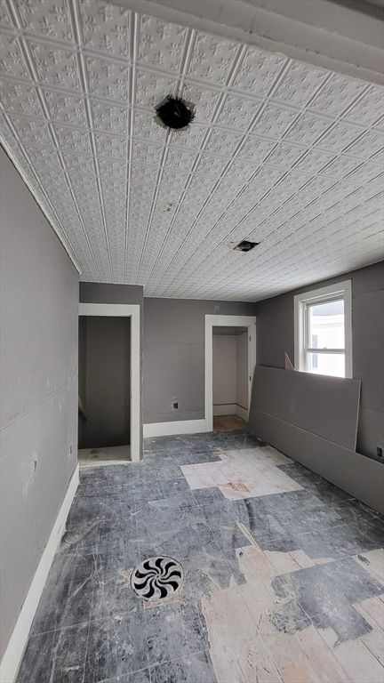 Empty room, Interior