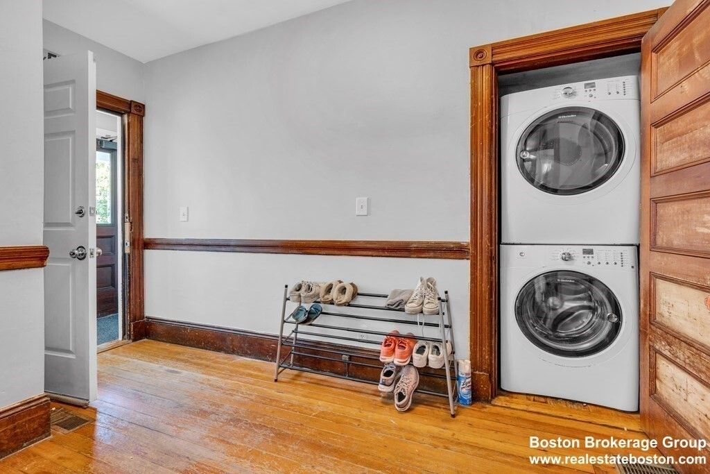 Interior, Utility Closets, Washer, Wood Texture Flooring