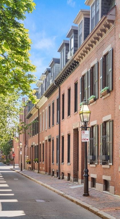 Exterior, Facade, Brick Facade, Rowhouse