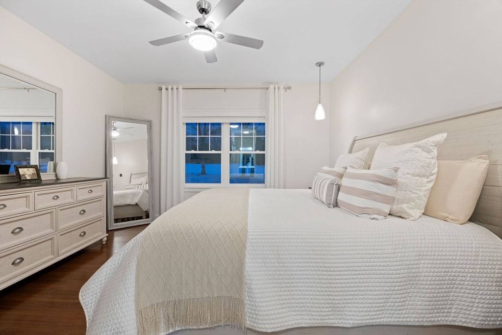 Bedroom, Interior, Pendant Lights, Wood Texture Flooring