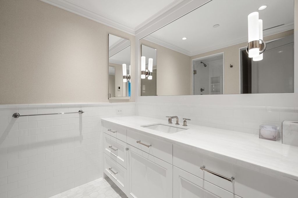Bathroom, Interior, Recessed Lighting