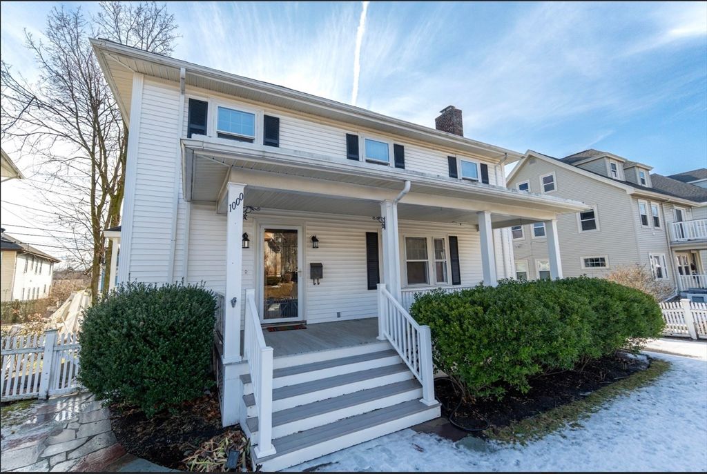 Exterior, Facade, American Foursquare
