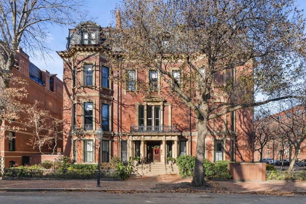 Exterior, Facade, Brick Facade, Rowhouse