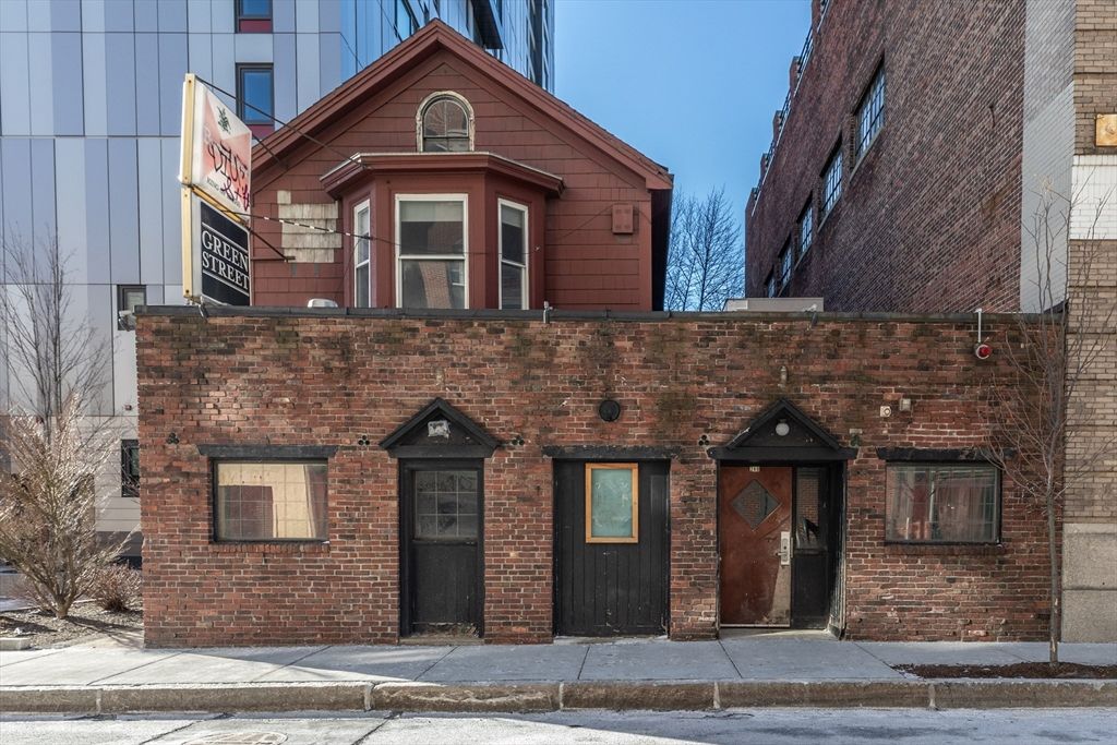 Exterior, Facade, Brick Facade, Rowhouse