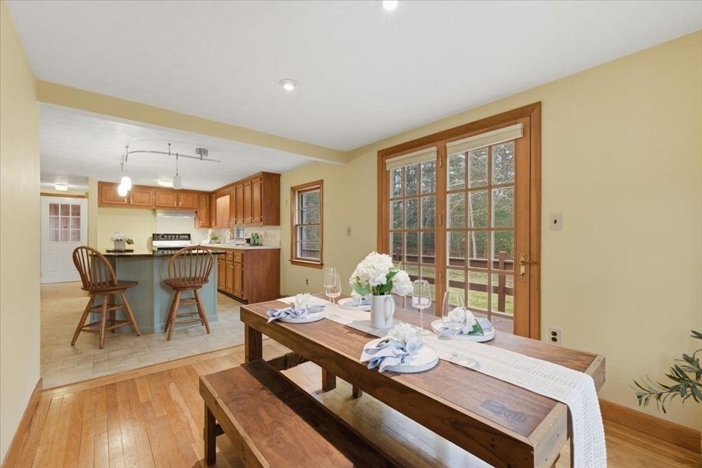 Dining room, Interior, Kitchen, Recessed Lighting, Wood Texture Flooring