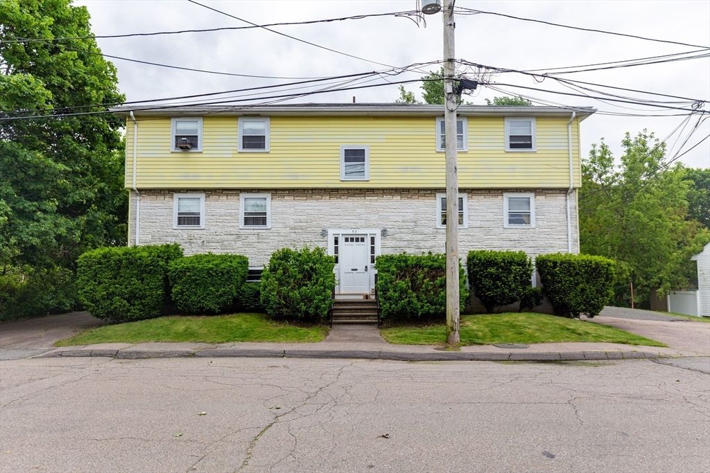 Exterior, Facade, Raised Ranch