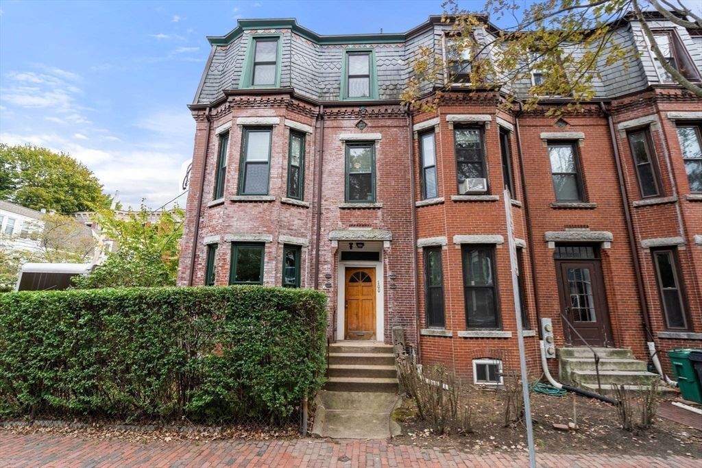 Exterior, Facade, Brick Facade, Rowhouse