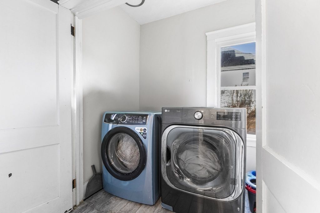 Interior, Washer, Wood Texture Flooring