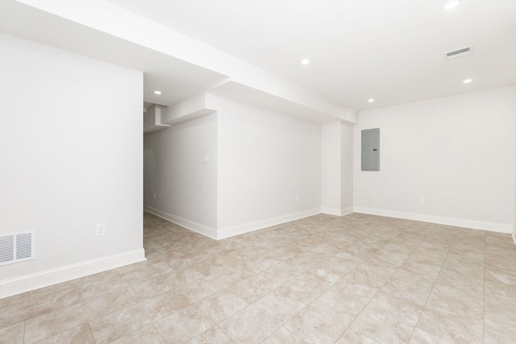 Empty room, Interior, Recessed Lighting