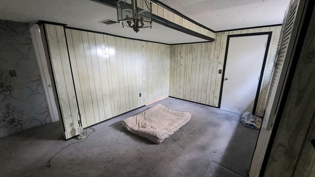 Empty room, Interior