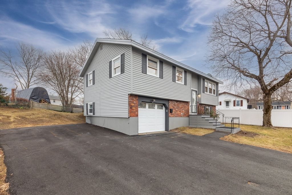 Attached, Exterior, Facade, Brick Facade, Raised Ranch