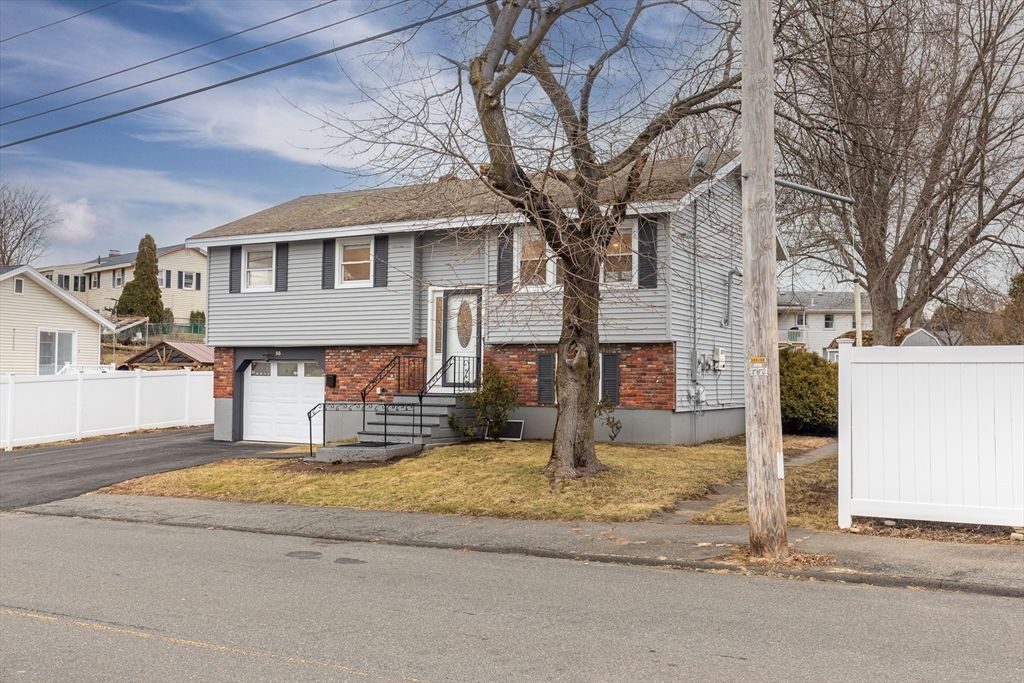 Attached, Exterior, Facade, Brick Facade, Raised Ranch