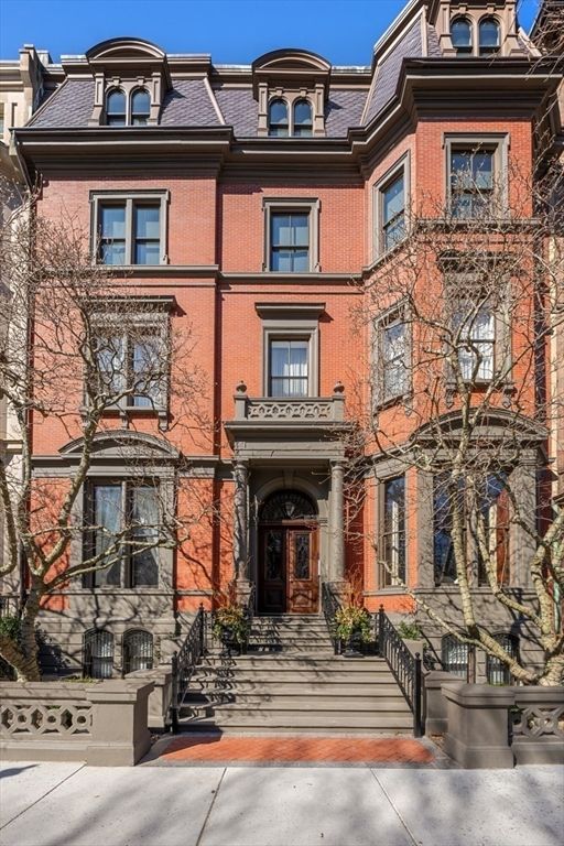 Exterior, Facade, Rowhouse